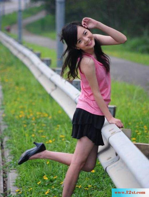 粉衣短裙美女公路秀美腿(13P)