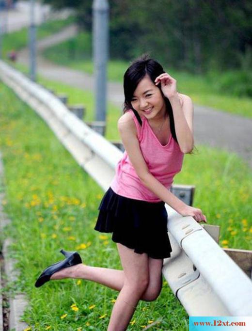 粉衣短裙美女公路秀美腿(13P)