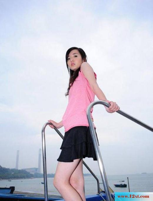 粉衣短裙美女公路秀美腿(13P)