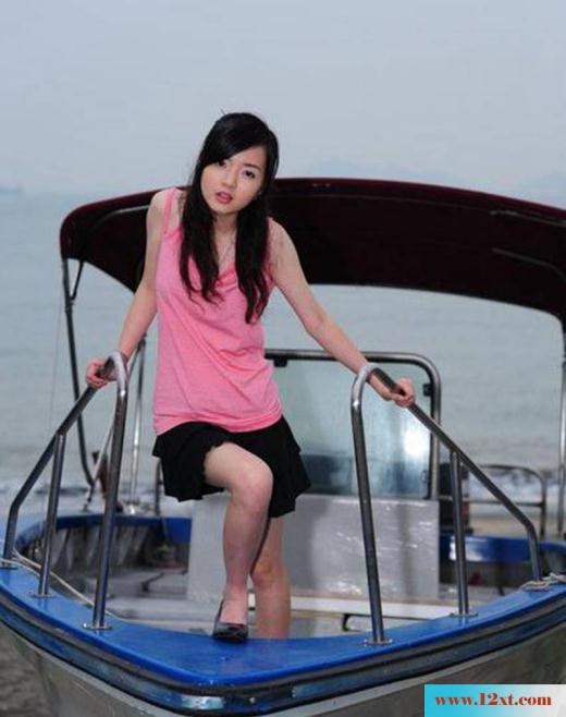 粉衣短裙美女公路秀美腿(13P)