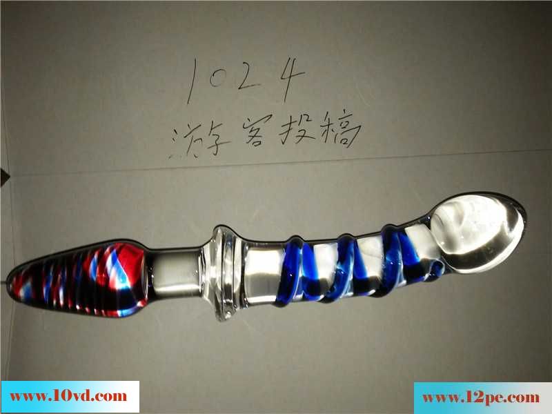 热爱情趣的老婆对假阳具爱不释手(15P)