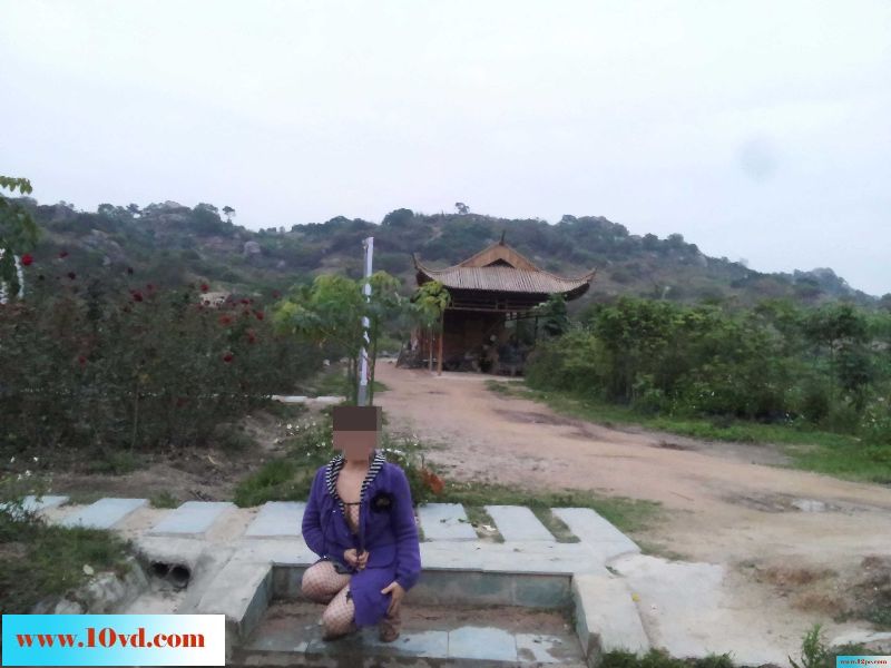 骚妻外拍露出史：园林爬山公路海边闹市广场商