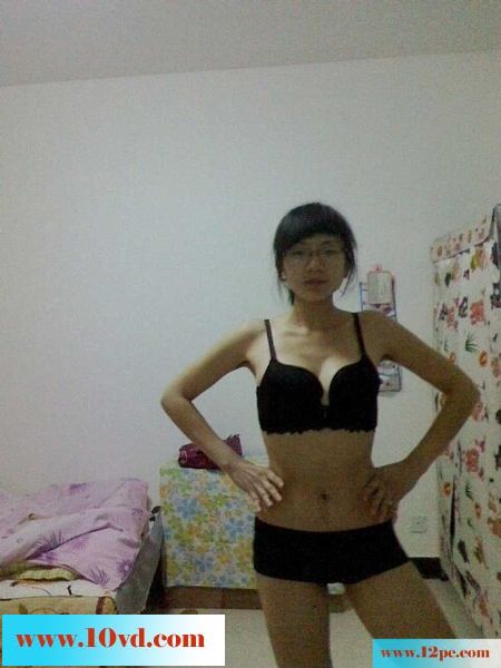 身材保持得很好的四眼少妇在家脱衣跟老公视频