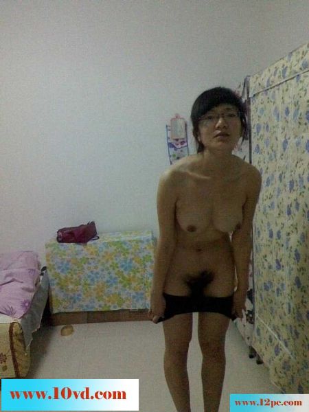 身材保持得很好的四眼少妇在家脱衣跟老公视频