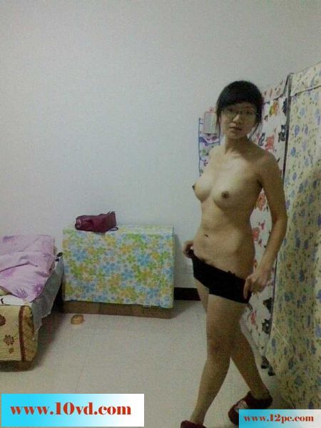 身材保持得很好的四眼少妇在家脱衣跟老公视频