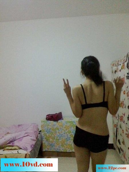身材保持得很好的四眼少妇在家脱衣跟老公视频