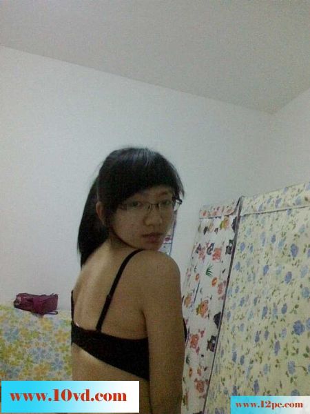 身材保持得很好的四眼少妇在家脱衣跟老公视频