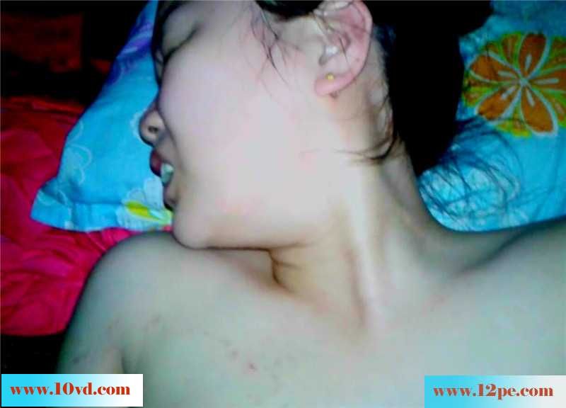 为了让老婆体验另类触感，大黑假阳具彰显威力