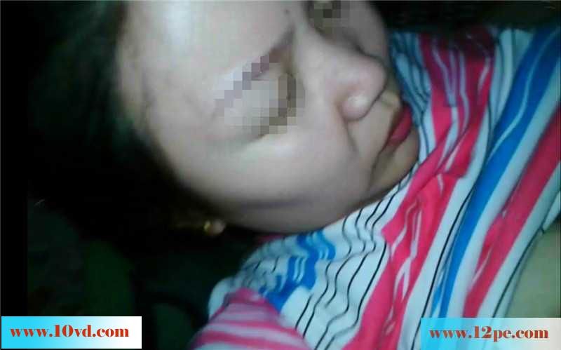 为了让老婆体验另类触感，大黑假阳具彰显威力