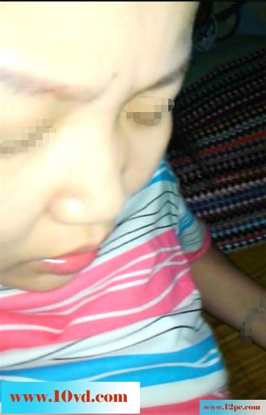 为了让老婆体验另类触感，大黑假阳具彰显威力