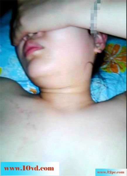为了让老婆体验另类触感，大黑假阳具彰显威力