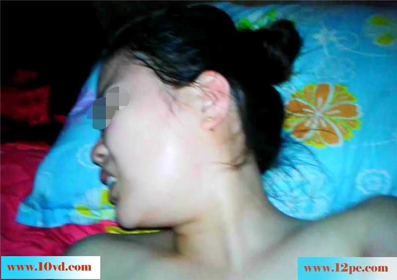 为了让老婆体验另类触感，大黑假阳具彰显威力