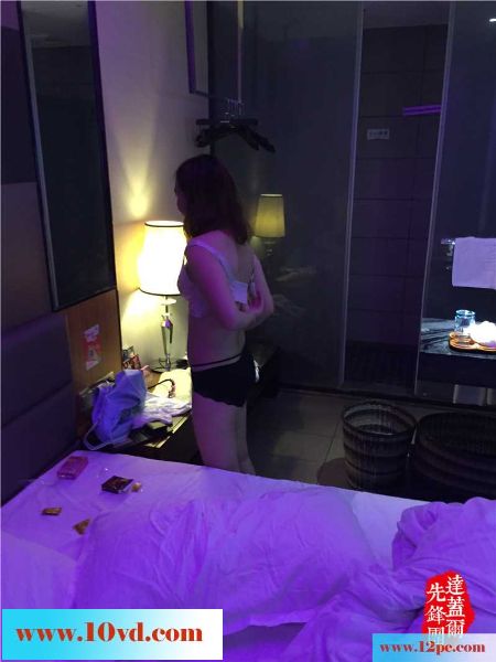 喂不饱的女同事趁着午休与我做夫妻(18P)