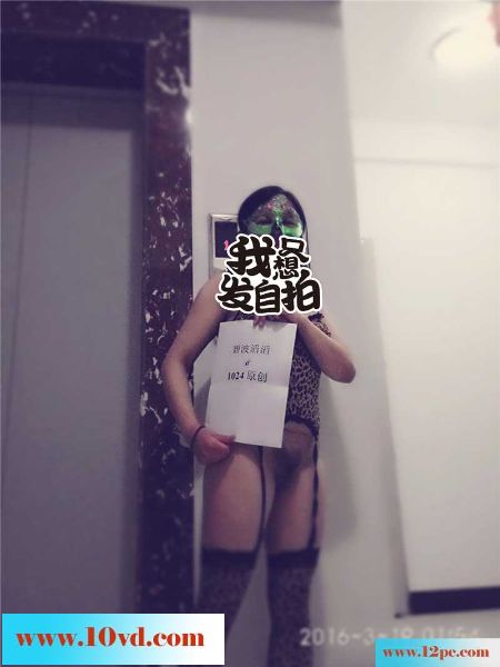 温顺妻子被我调教成一只小野猫，楼道大胆露出