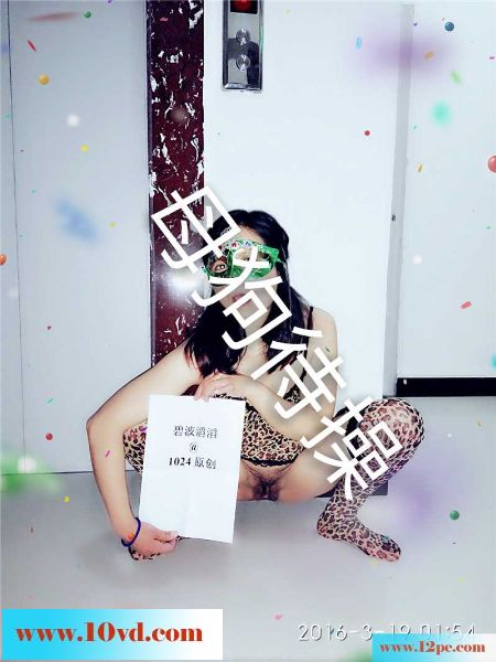 温顺妻子被我调教成一只小野猫，楼道大胆露出