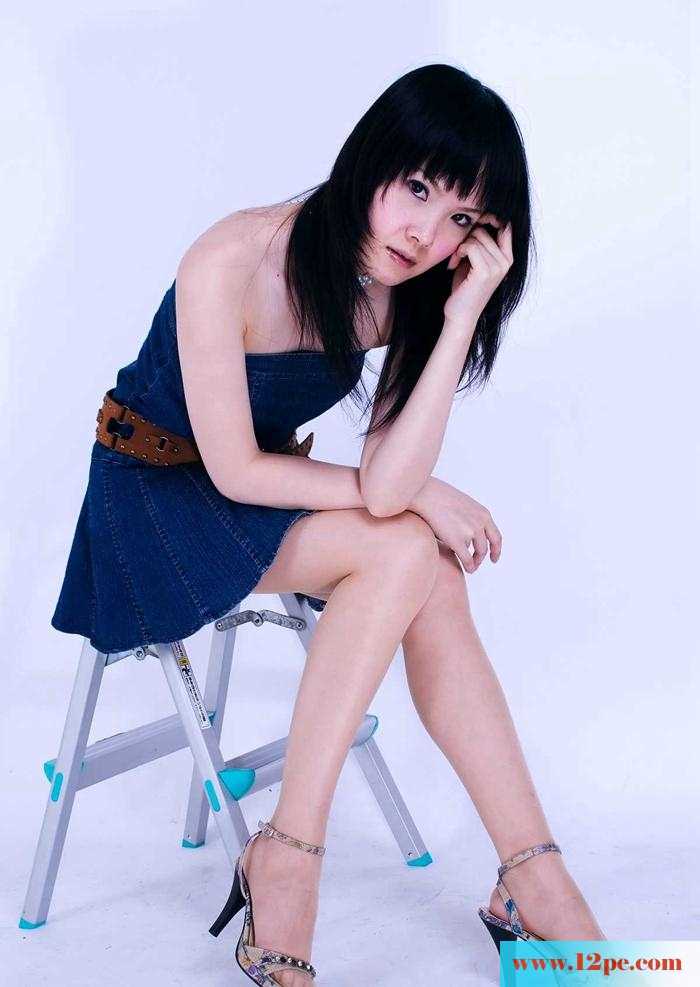 美貌牛仔短裙性感白嫩长腿(12P)