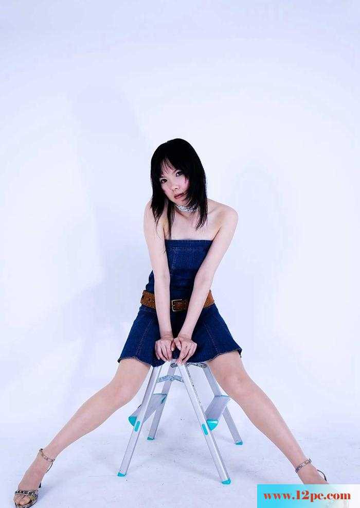 美貌牛仔短裙性感白嫩长腿(12P)