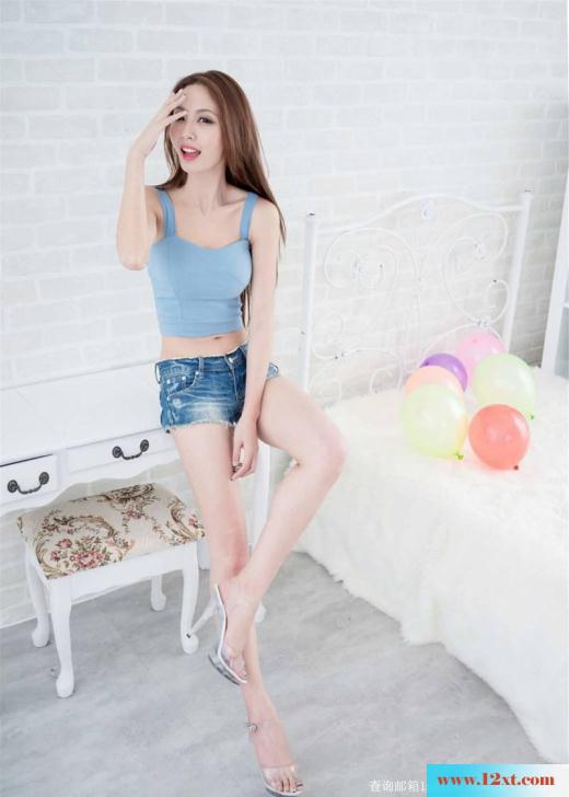 高挑美女私房秀直细玉腿(22P)