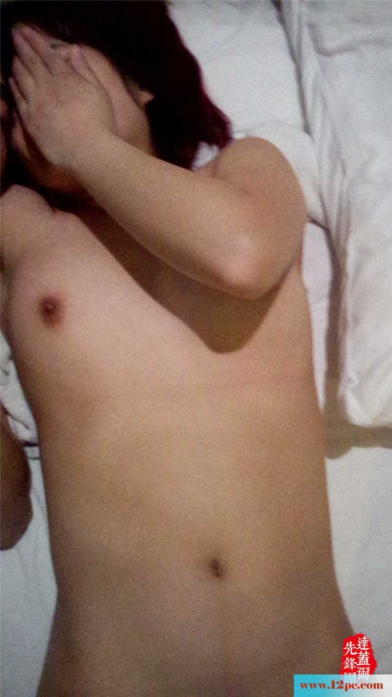 大胆妹子主动要求被约炮，拉下裤子满足她(12P