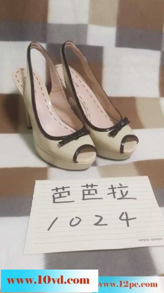 诱惑露出，娇妻公园露出私拍，带来几缕春色(