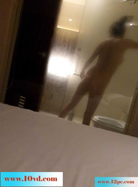 与黑丝媳妇啪啪啪，穿衣服是她日常的自拍(14P