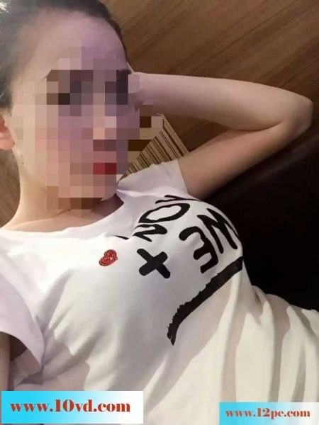 与黑丝媳妇啪啪啪，穿衣服是她日常的自拍(14P