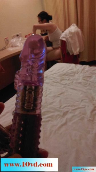约到个眼镜妹胸大还风骚振动棒都要最大档(28P