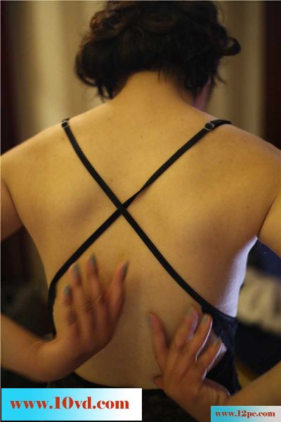 在匆忙中与挚友完成了3P人妻的作业，初次尝试望