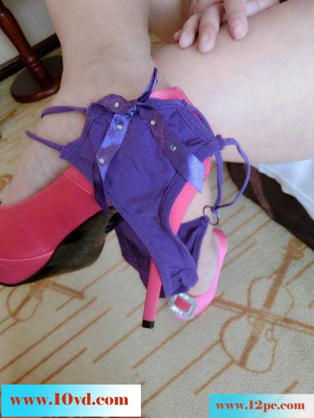 紫色骚气内内-自慰棒和高跟鞋插入也无法满足我
