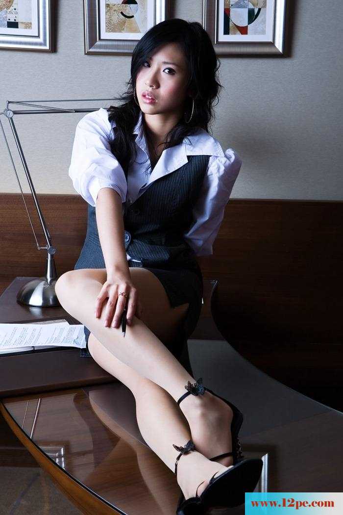 气质女秘书各种姿势秀雪白美腿(15P)