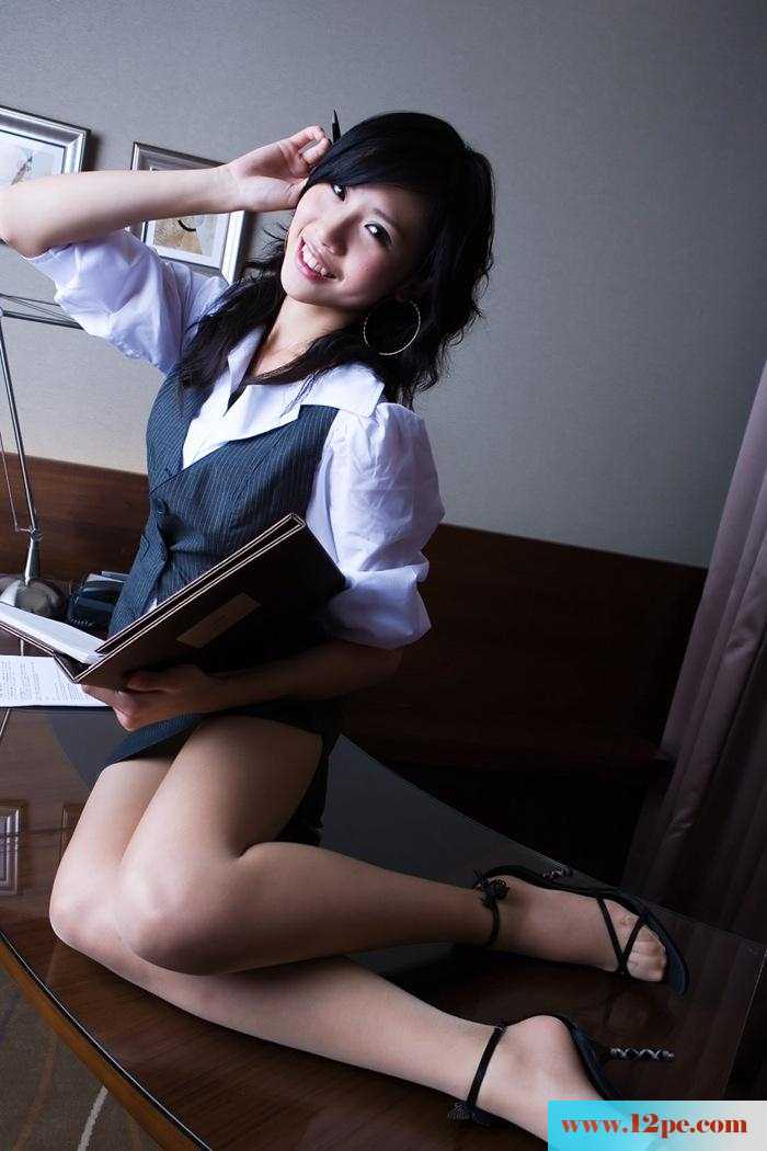 气质女秘书各种姿势秀雪白美腿(15P)