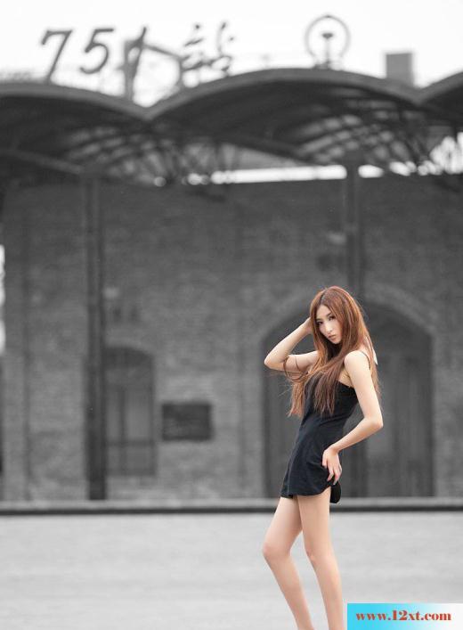 街拍丝袜青春阳光高挑美女MM(17P)