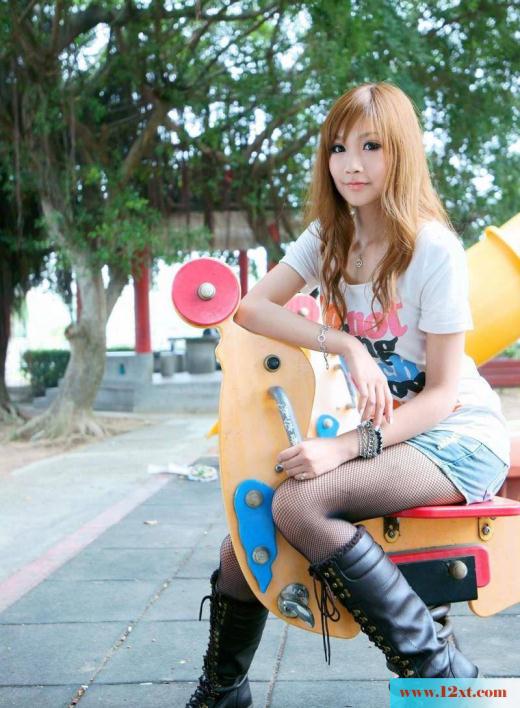 可爱美丽的丝袜美女户外摄影(10P)
