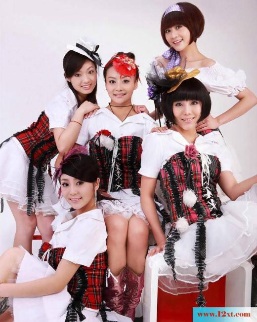 灵气逼人五位美腿美女洋溢着青春(16P)