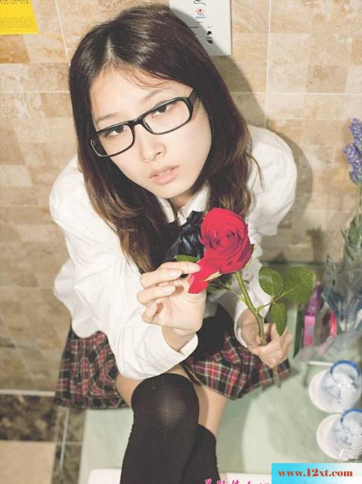 漂亮可爱的豹纹眼镜妹(16P)