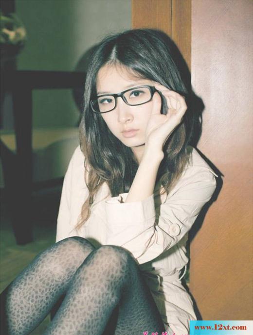 漂亮可爱的豹纹眼镜妹(16P)
