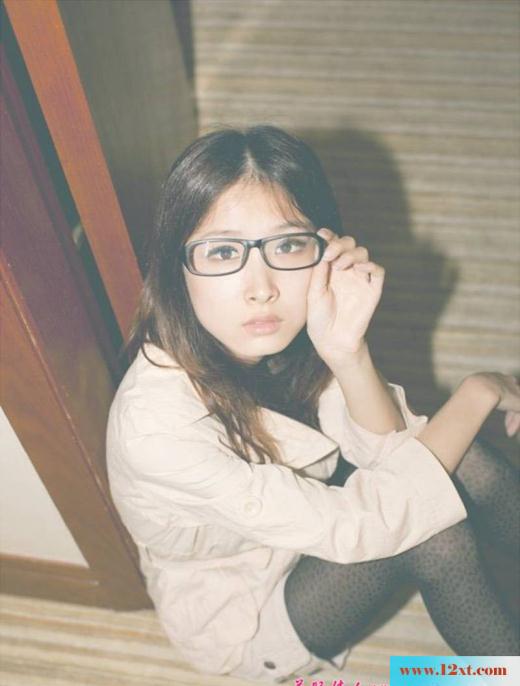 漂亮可爱的豹纹眼镜妹(16P)