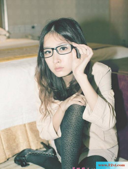 漂亮可爱的豹纹眼镜妹(16P)