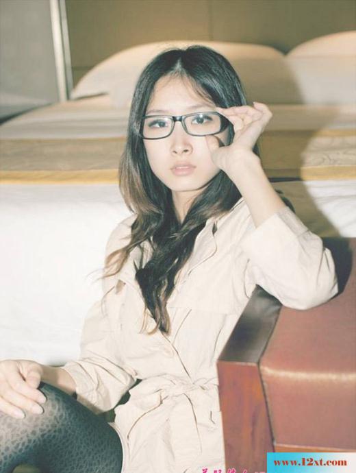 漂亮可爱的豹纹眼镜妹(16P)