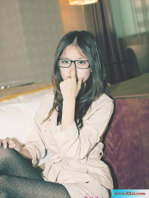漂亮可爱的豹纹眼镜妹(16P)