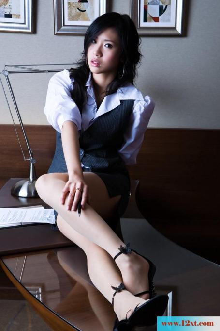 气质女秘书各种姿势秀雪白美腿(15P)