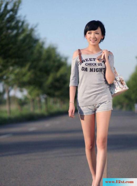 清纯长腿小美眉的外景写真(13P)