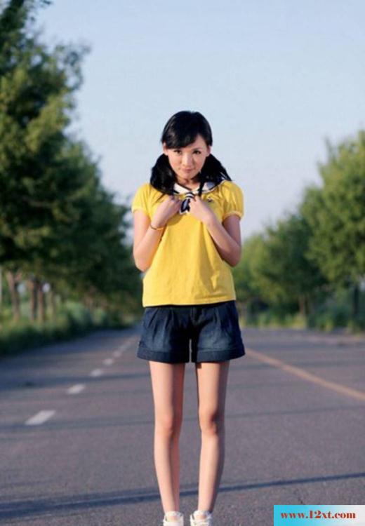 清纯长腿小美眉的外景写真(13P)