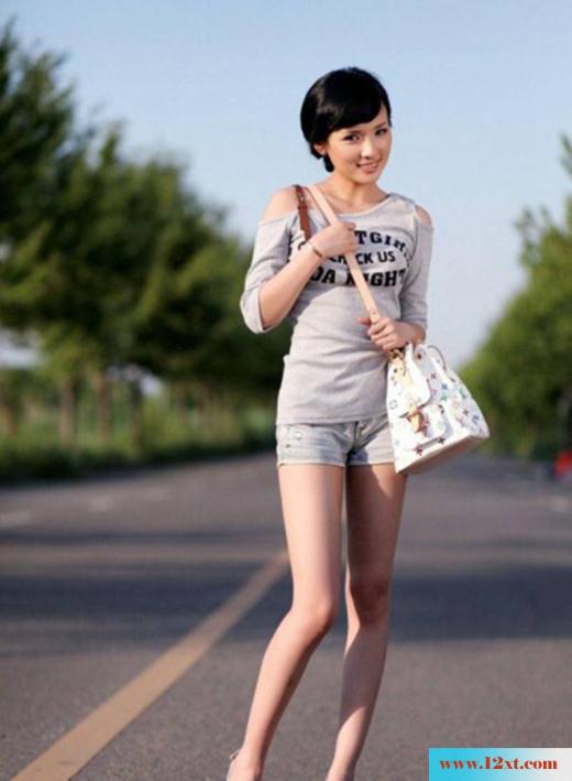 清纯长腿小美眉的外景写真(13P)