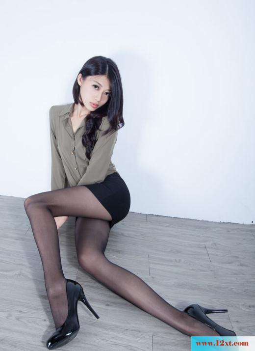 她为什幺是这幺的美，如春风下初露的花朵(30P