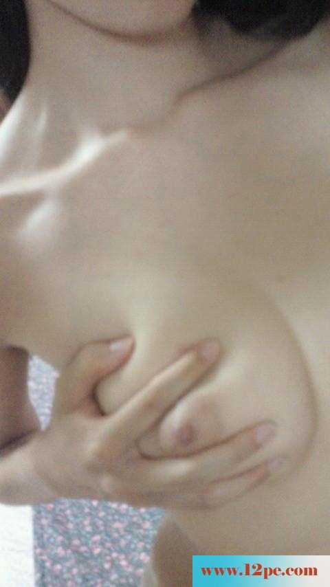 还在发育的奶子就是嫩，吃起来肯定津津有味(