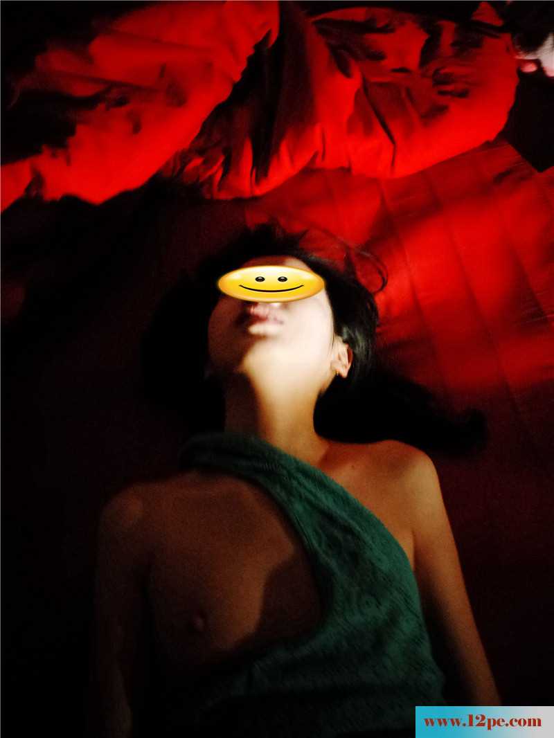 昏暗灯光下艹爽了贫乳骚货才放她回去会男友(