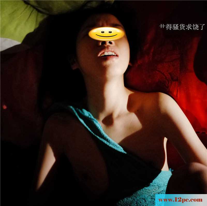 昏暗灯光下艹爽了贫乳骚货才放她回去会男友(