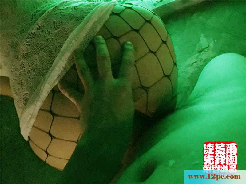 绿光下的黑网袜，哥哥们心动了没(11P)