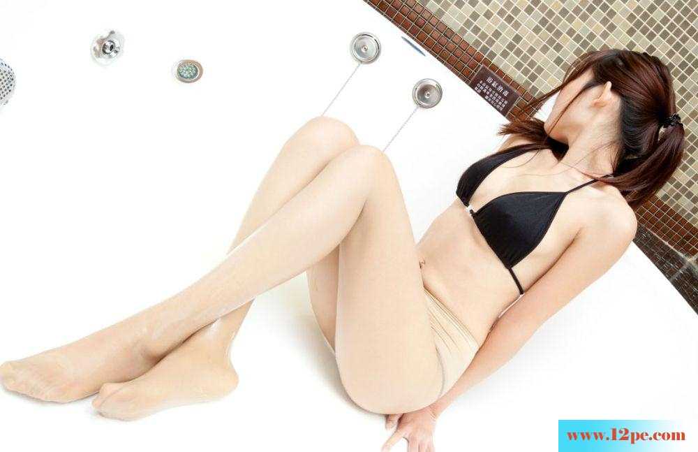 诱惑人心的美貌那极品肉丝腿湿身诱惑(11P)
